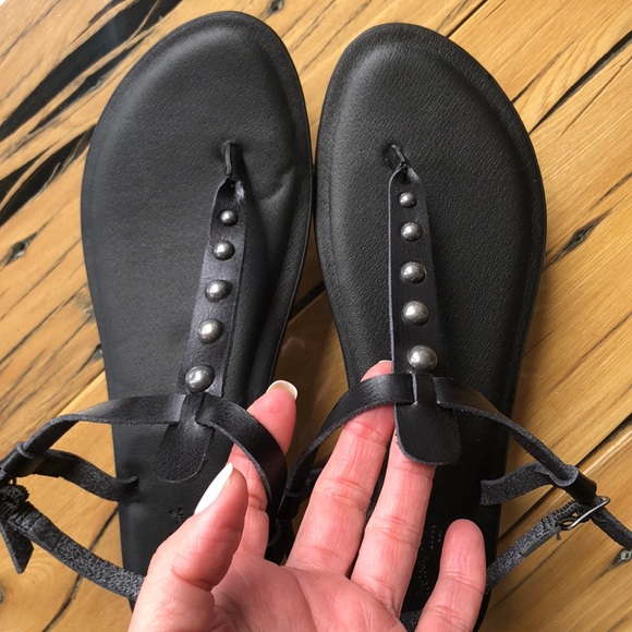 Universal Thread Shoes - Universal Thread Kylianne Women SIZE 8. Embellished Buckle T-Strap Sandal